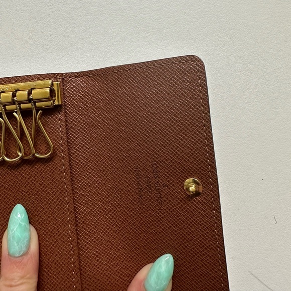Louis Vuitton 6 Key Holder - Picture 6 of 7